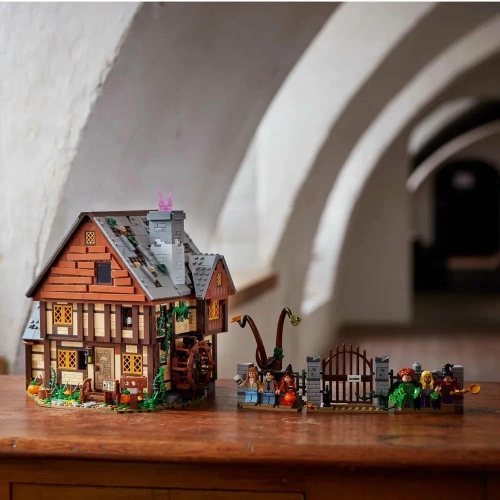 Lego Ideas 21341 Disney Hocus Pocus: The Sanderson Sisters' Cottage